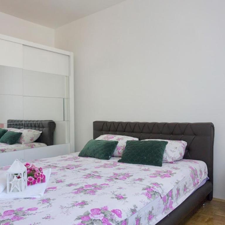 Nina - Apartment with Balcony - 1