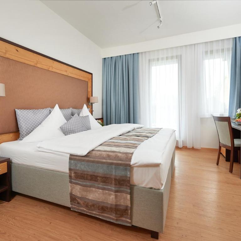 Wittelsbacher Hof - Familienzimmer mit Südbalkon (2 Erwachsene + 2 Kinder) - 4