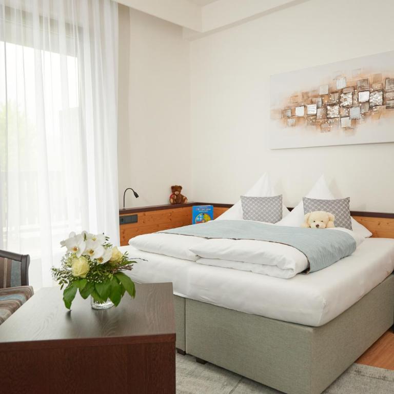 Wittelsbacher Hof - Familienzimmer mit Südbalkon (2 Erwachsene + 2 Kinder) - 1