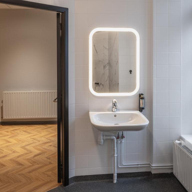 Hôtel Lanjuinais - Chambre Familiale Adaptée aux Personnes à Mobilité Réduite - 1