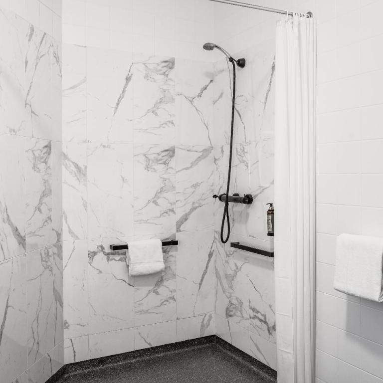 Hôtel Lanjuinais - Chambre Familiale Adaptée aux Personnes à Mobilité Réduite - 2