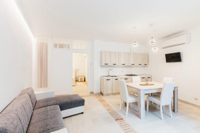 SECRET GARDEN - Suites & Apartments - Basement Luxury Suite - 28