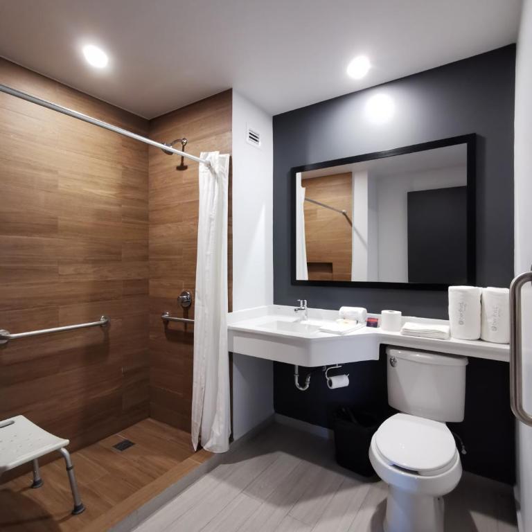 Bedford Hotel - Queen Room - Disability Access - 7