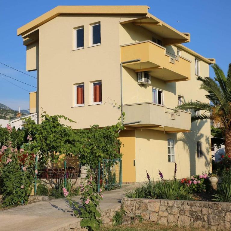 Garden - Two-Bedroom Apartment - 35