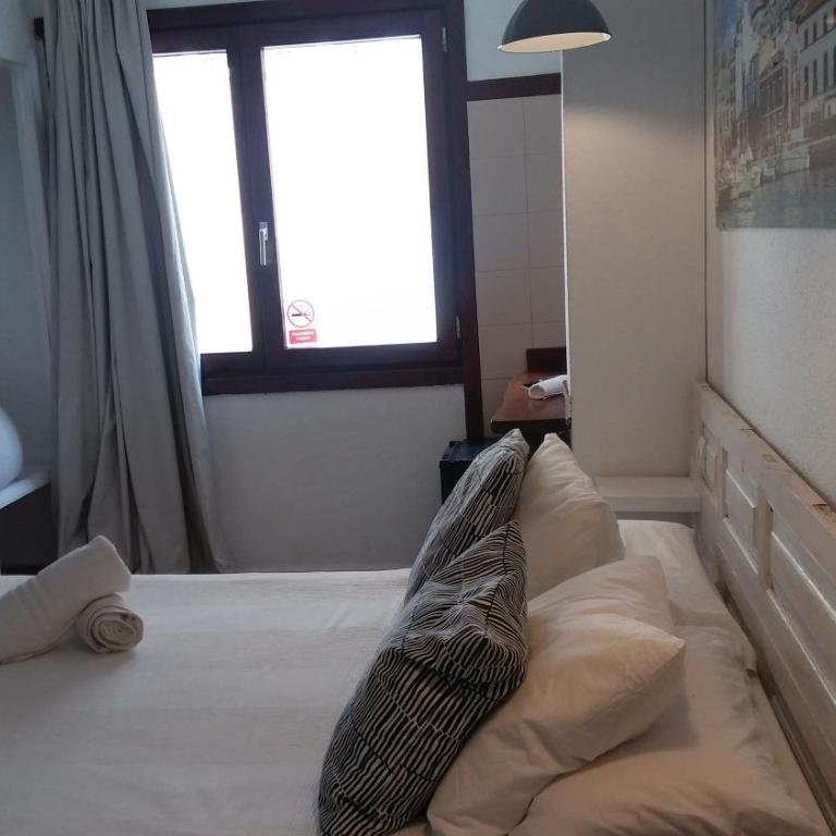 Hostal Ibiza - Habitación Doble Deluxe con ducha - 4