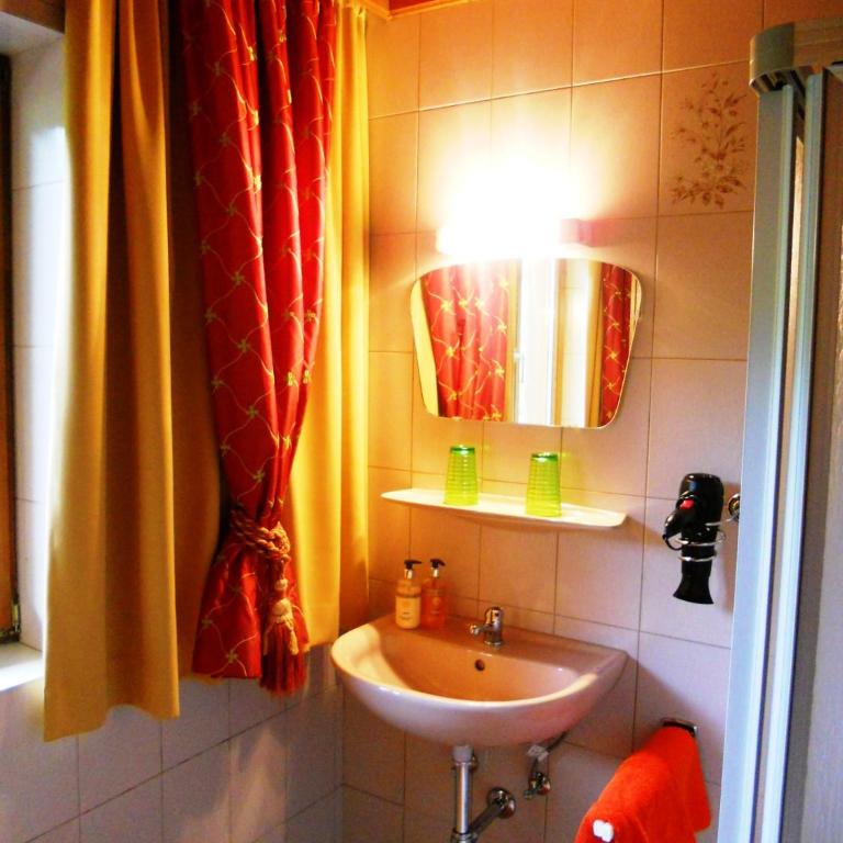Pension Zeitlos - Doppelzimmer mit Zustellbett - 3