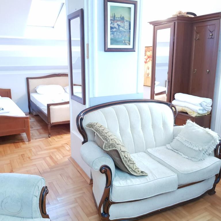 Emi - One-Bedroom Apartment - 1