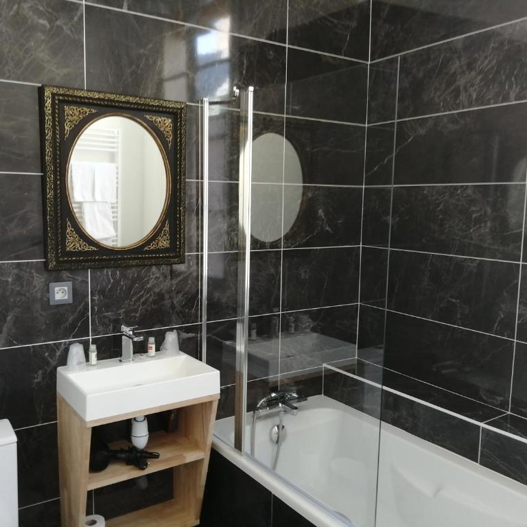 Hotel Du Cygne Tours - Chambre Double ou Lits Jumeaux Supérieure Deluxe - Accessible Uniquement par des Escaliers - 8