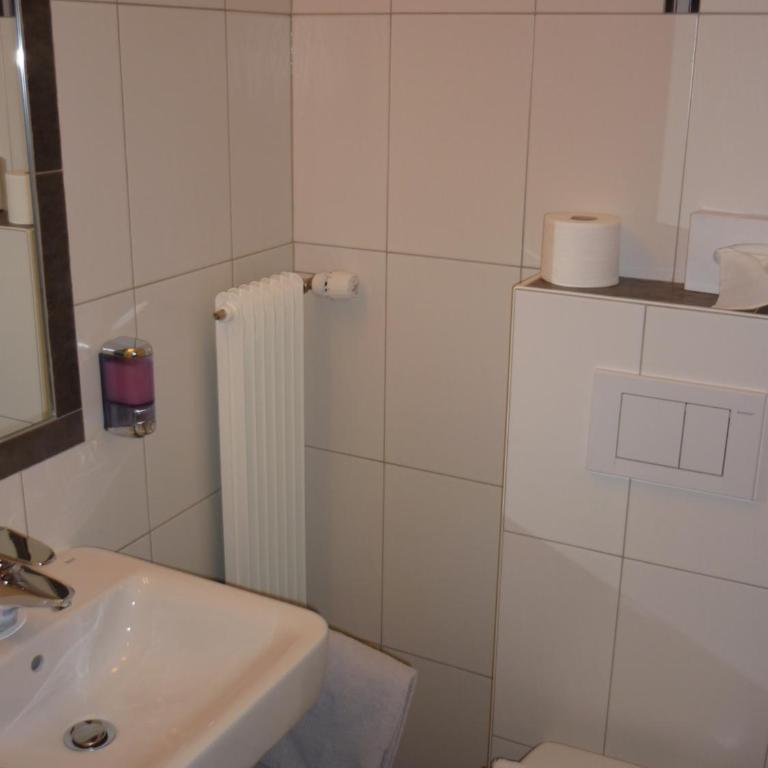 Hotel Europa Guest House - kein Personenaufzug - no elevator - Sehr kleines Einzelzimmer ohne Dusche - 4