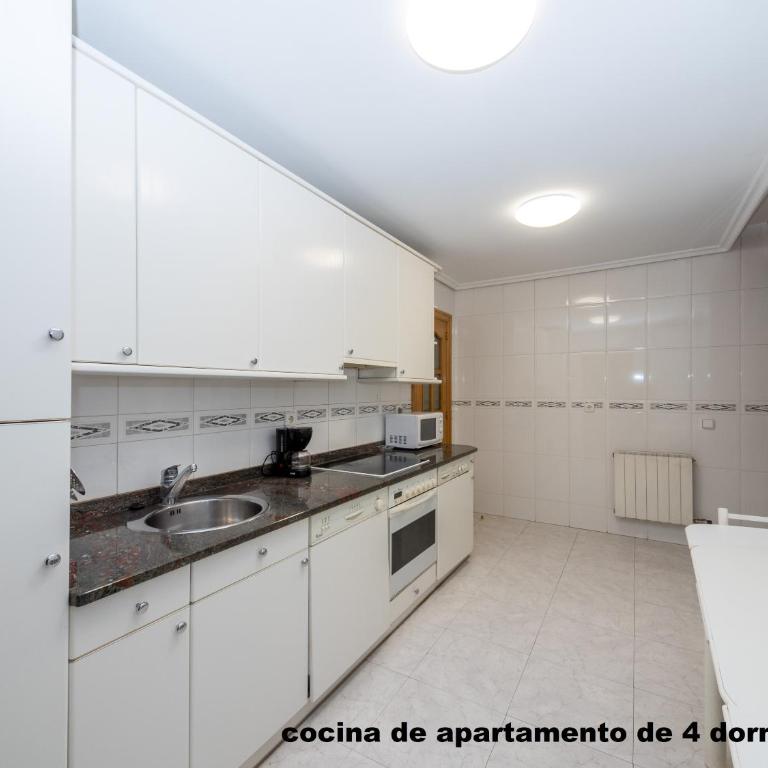 Gestión de Alojamientos Apartments - Four-Bedroom Apartment - 1