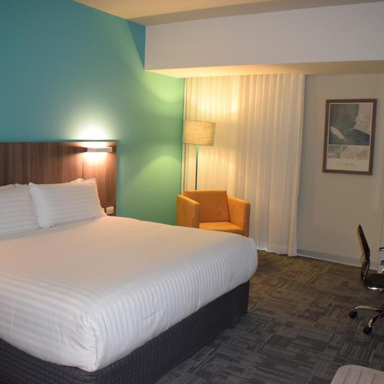 Holiday Inn - Lima Airport by IHG - Standard King Room with City View - 5