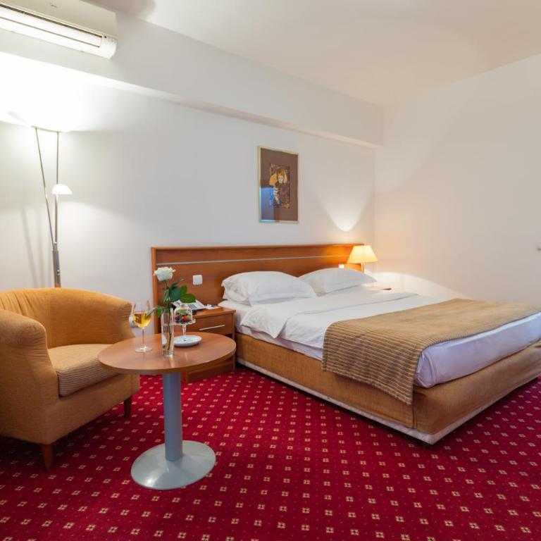 Hotel M - Dvokrevetna Soba sa Bračnim Krevetom - 4