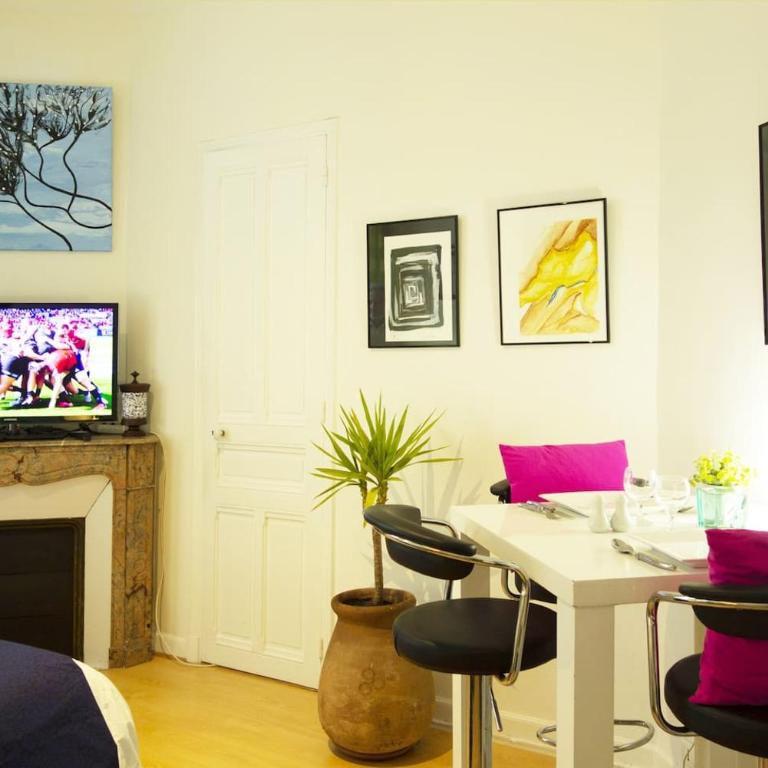 CANNES - À DEUX PAS DU PALAIS DES FESTIVALS - Appartement avec Salle de Bains Commune - 1