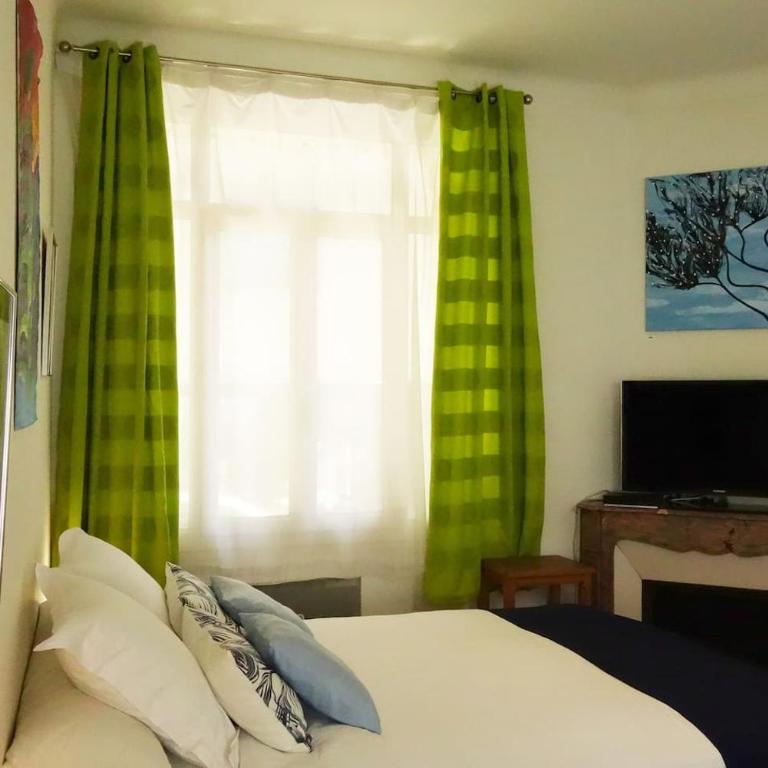 CANNES - À DEUX PAS DU PALAIS DES FESTIVALS - Appartement avec Salle de Bains Commune - 10