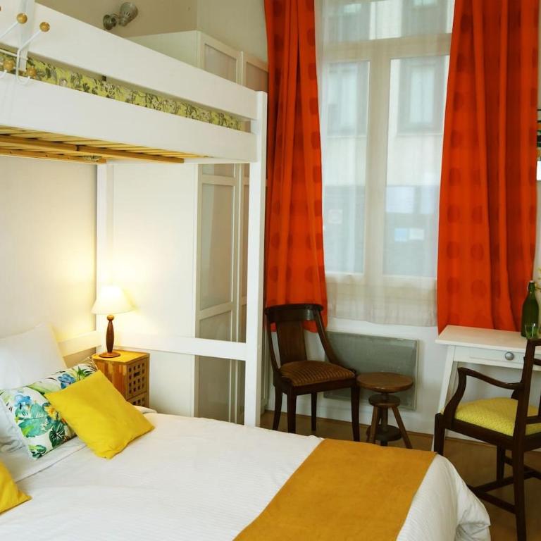 CANNES - À DEUX PAS DU PALAIS DES FESTIVALS - Appartement avec Salle de Bains Commune - 17