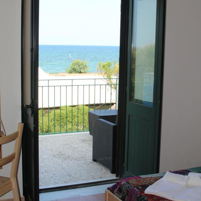 Beteyà Hostel Don Bosco - Deluxe Triple Room with Sea View Balcony - 5