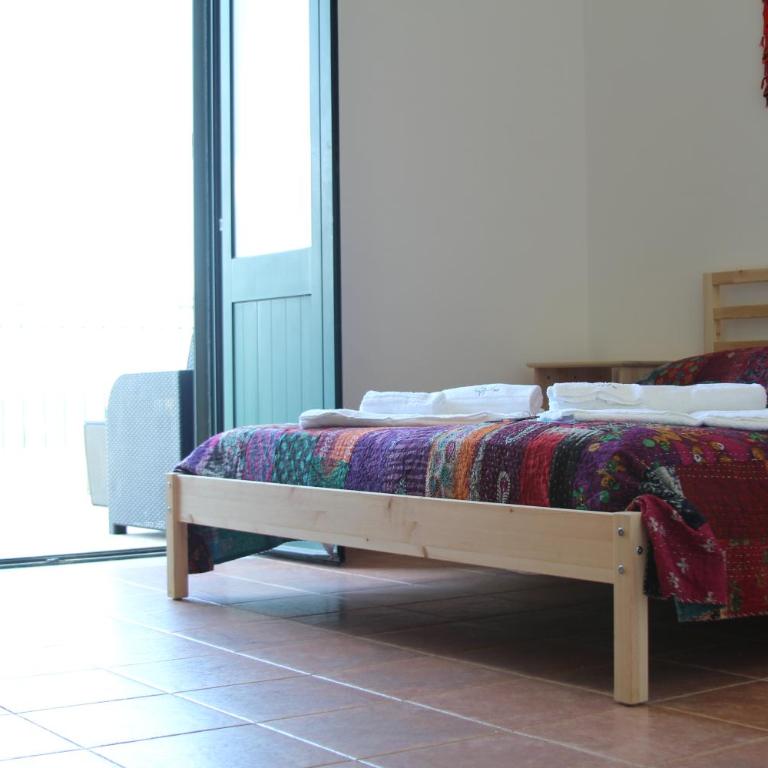 Beteyà Hostel Don Bosco - Deluxe Triple Room with Sea View Balcony - 13