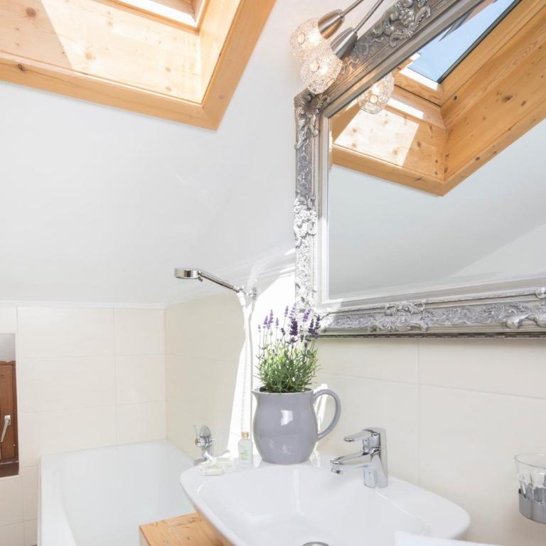 Gästehaus Weiherhof - Apartment mit 2 Schlafzimmern und Balkon - 3