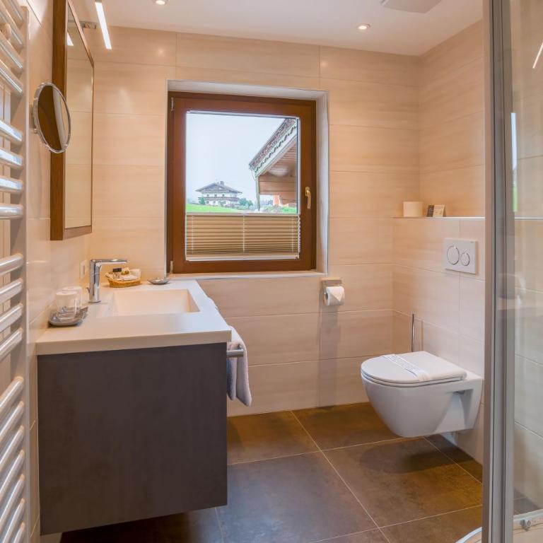 Hotel-Garni Jakober - B&B und Appartements - Deluxe Doppelzimmer mit Balkon - 11