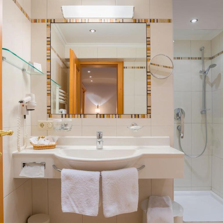 Hotel-Garni Jakober - B&B und Appartements - Superior Doppelzimmer mit Balkon - 8