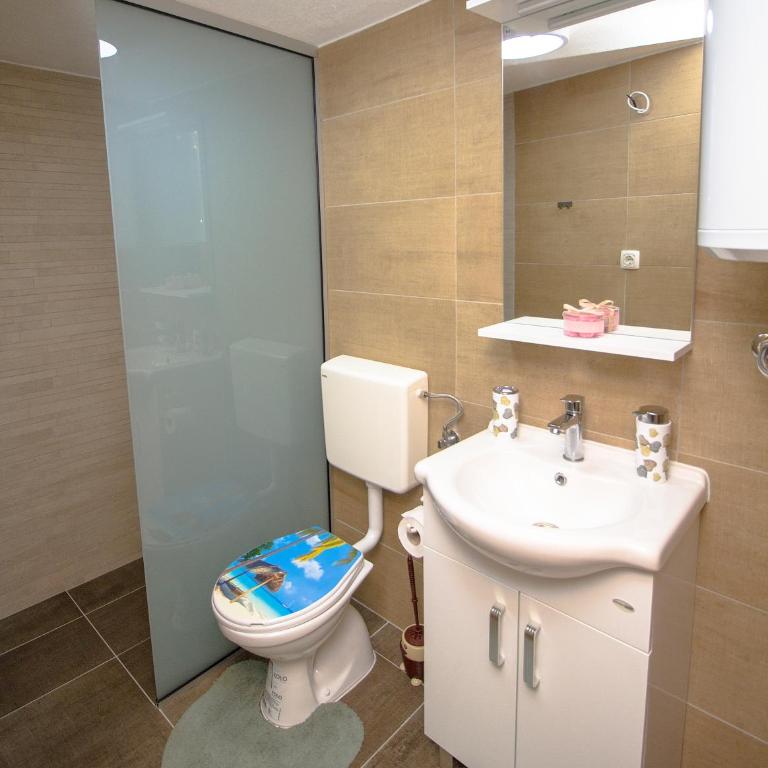 City View Apartment - Apartment with Balcony - 12