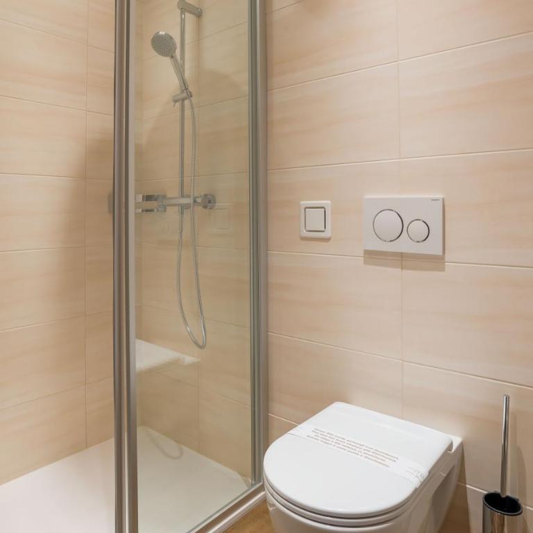 Hotel-Garni Jakober - B&B und Appartements - Einzelzimmer mit Balkon - 4