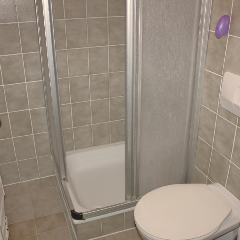 Gästehaus Oberauer - Doppelzimmer mit eigenem Bad - 8
