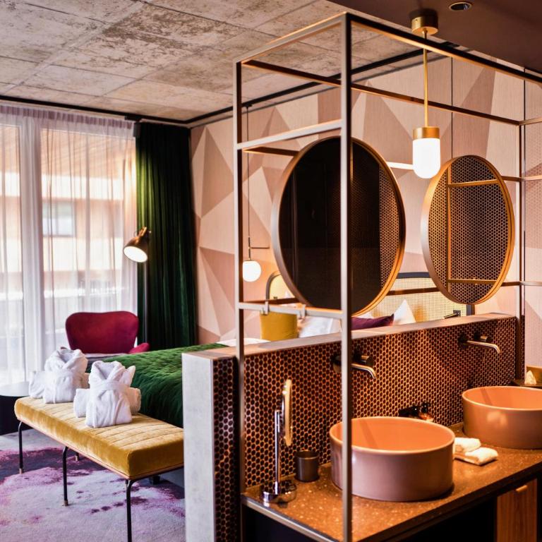 Me and All Hotel Flims, by Hyatt - Deluxe Zimmer mit Kingsize-Bett - 3