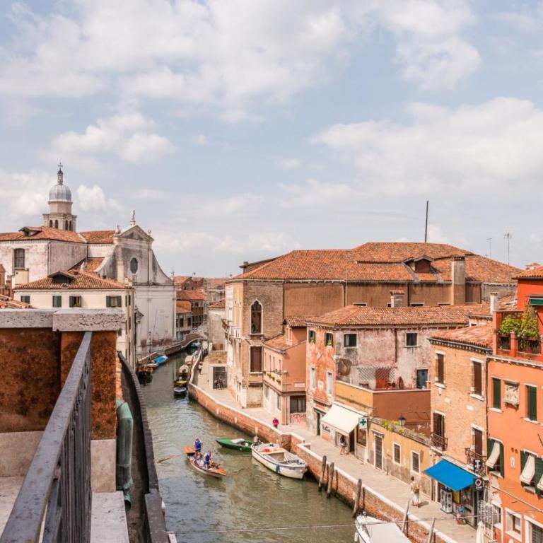 Carmini Canal View & Lift by LionHost - Appartamento - 2