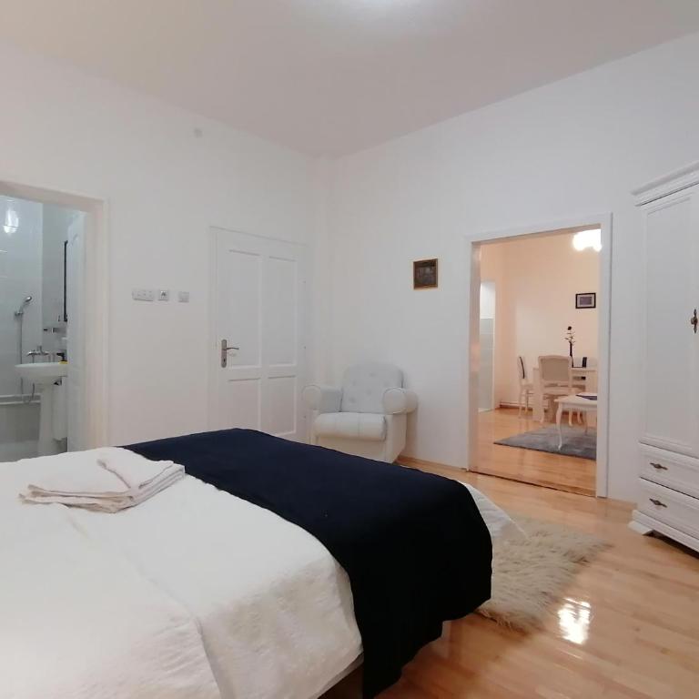 Apartments M- Center - One-Bedroom Apartment - 4