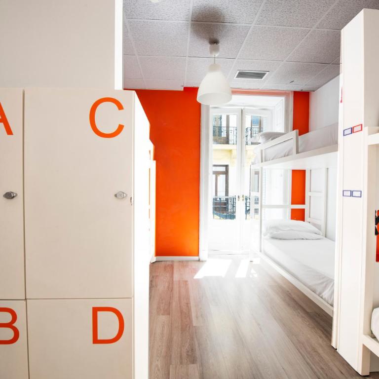 Safestay Madrid Central - Bed in 6-Bed Mixed Dorm Ensuite - 10