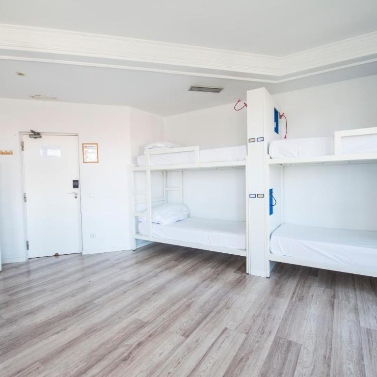 Safestay Madrid Central - Bed in 6-Bed Mixed Dorm Ensuite - 5