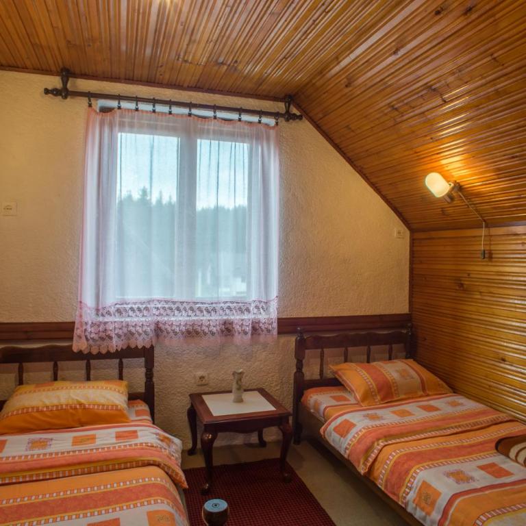 Lara Rooms - Standard Twin Room with Shared Bathroom - 6
