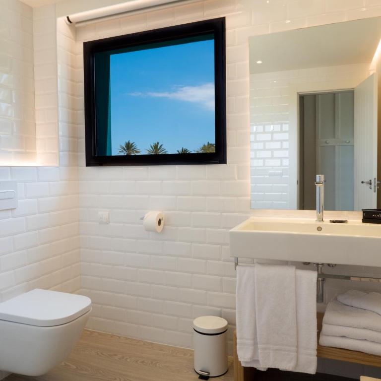 Hotel Almirante - Superior Triple Room with Sea View - 5
