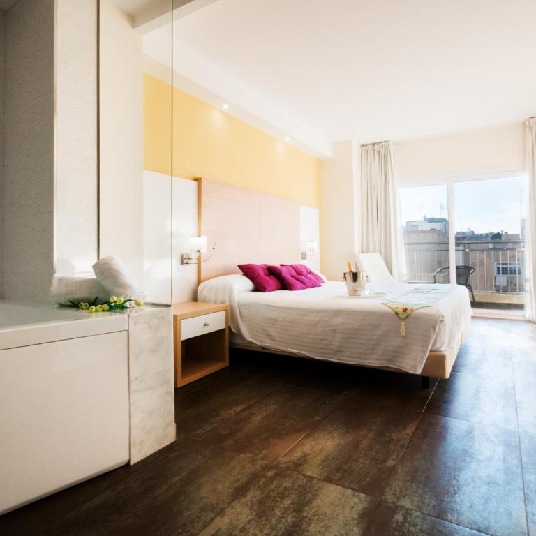 Hotel Fontana Plaza - Habitación Doble Deluxe con balcón y vistas al mar - 4