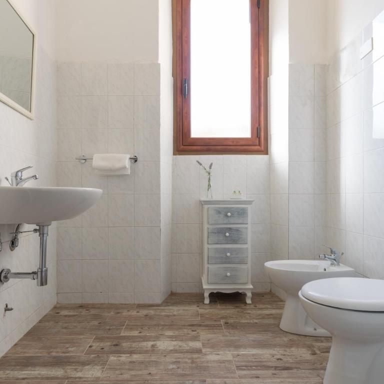 BluLassù City Center Rooms - Double or Twin Room with Private External Bathroom - 3