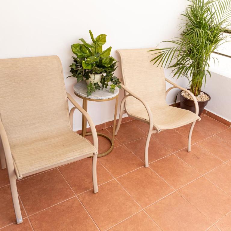 Santa Fe Studios And Suites - Habitación con cama grande y balcón - 9