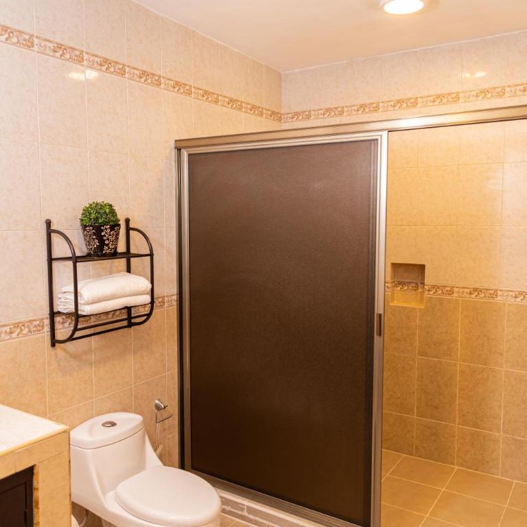 Santa Fe Studios And Suites - Habitación con cama grande y balcón - 6