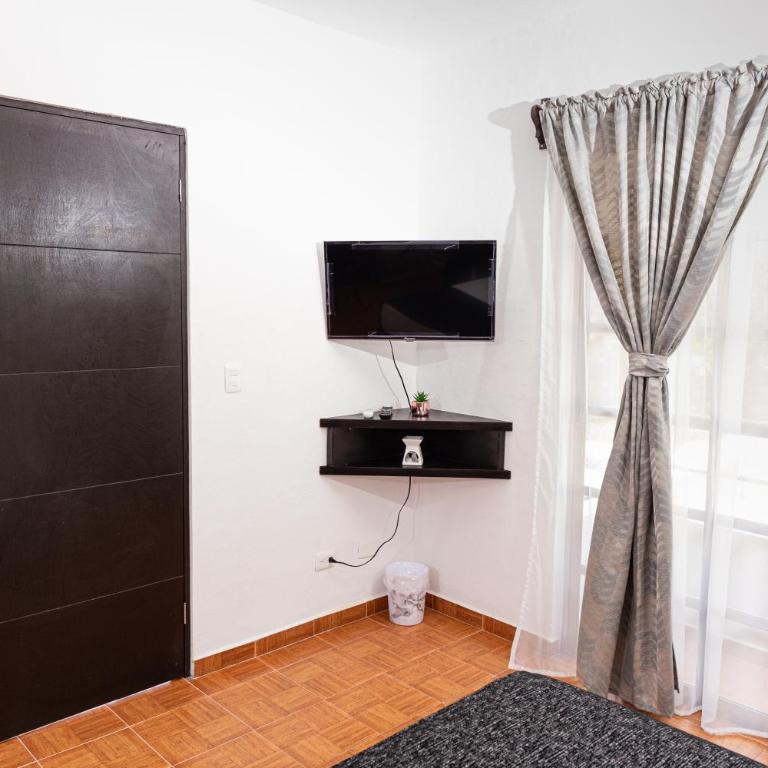 Santa Fe Studios And Suites - Habitación con cama grande y balcón - 5
