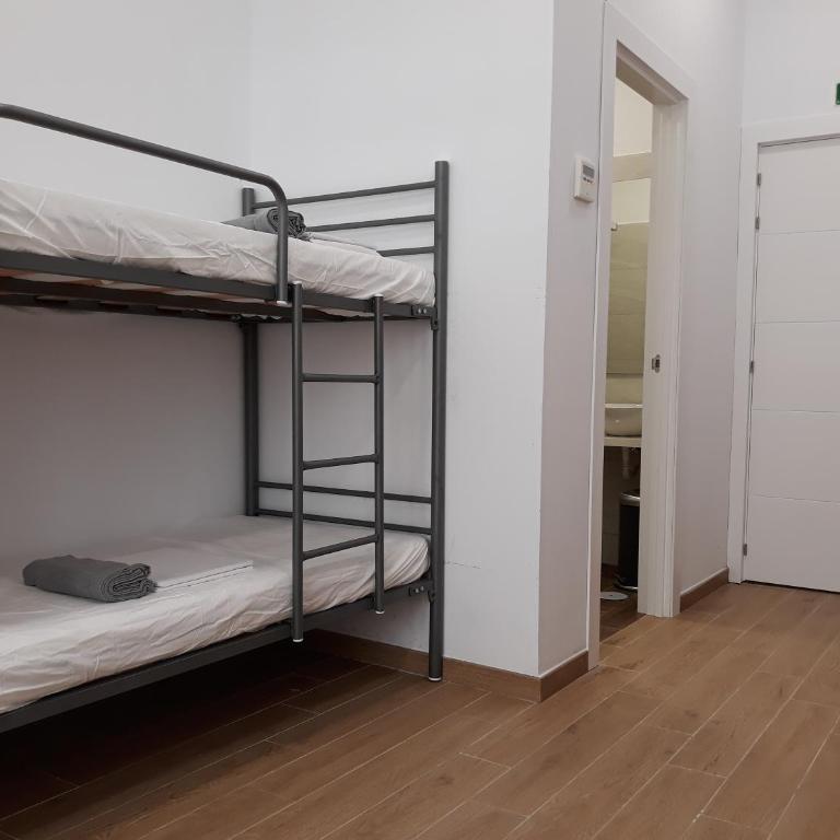 Hub Hostel Seville - Cama en habitación compartida mixta de 8 camas - 1