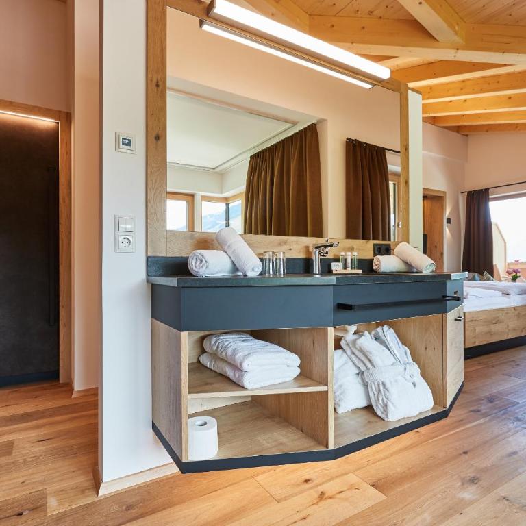 Hotel Jörglerhof - Suite mit Kingsize-Bett und Balkon - 2
