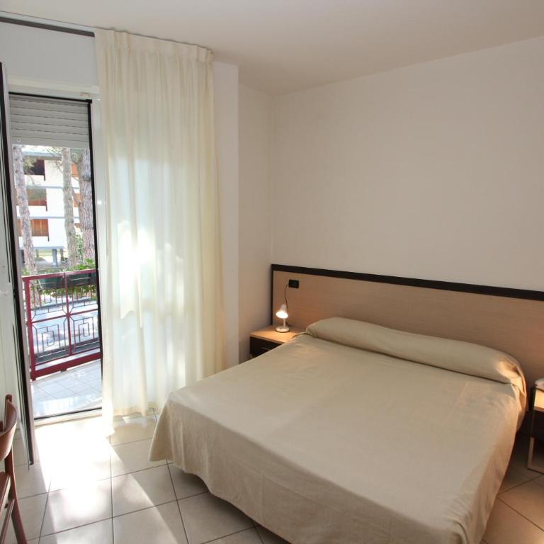 Hotel Laura - Camera Standard Matrimoniale/Doppia con Letti Singoli con Balcone - 2