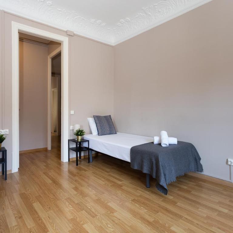 Key Barcelona HOUSING (Carrer Girona) - Apartamento con vistas al jardín - 2