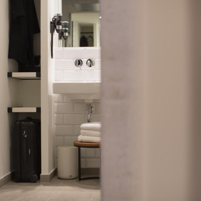 gambino hotel WERKSVIERTEL - Zimmer mit Queensize-Bett und Blick auf das Riesenrad - 3