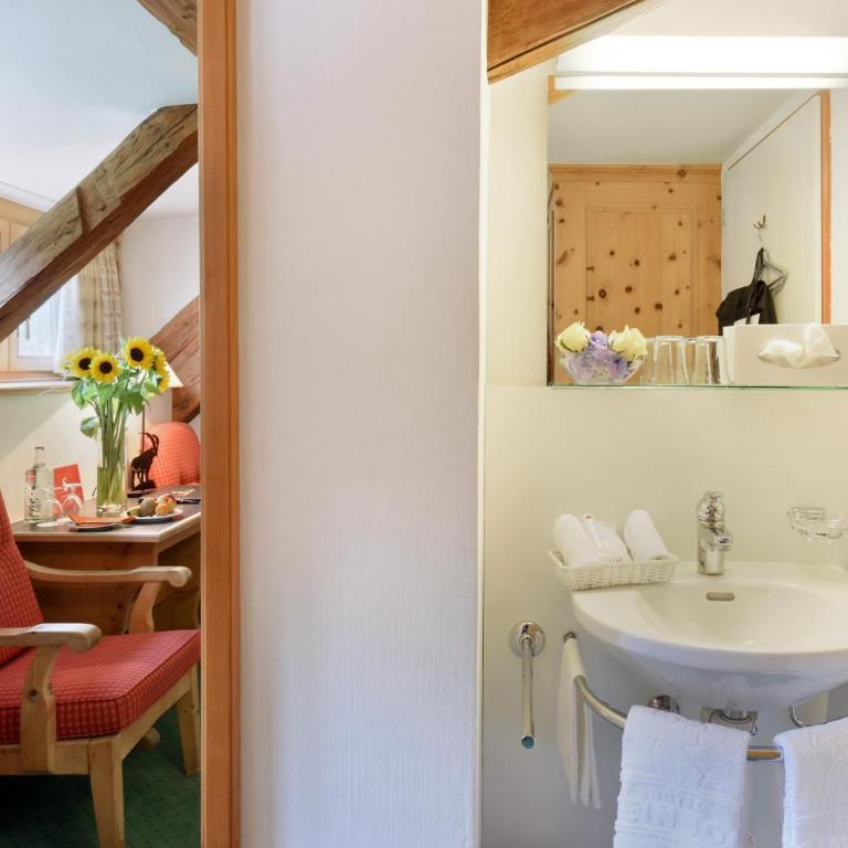 Hotel Steinbock Pontresina - Economy Double Room with Shared Bathroom - 1