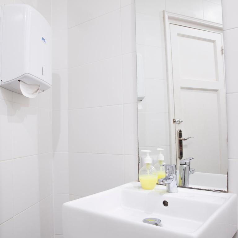 Wow Hostel Barcelona - Twin Room with Bunk Beds with Private Bathroom - 1