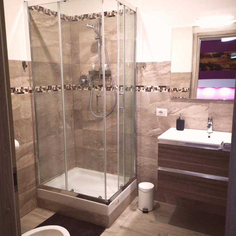 The Royals - Camera Singola con Bagno Privato - 4