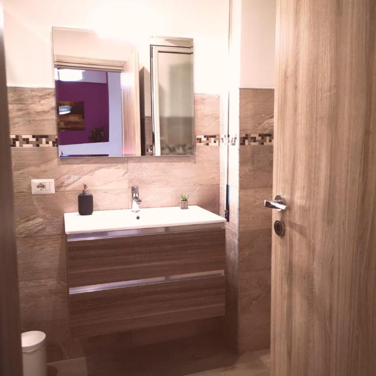 The Royals - Camera Singola con Bagno Privato - 3