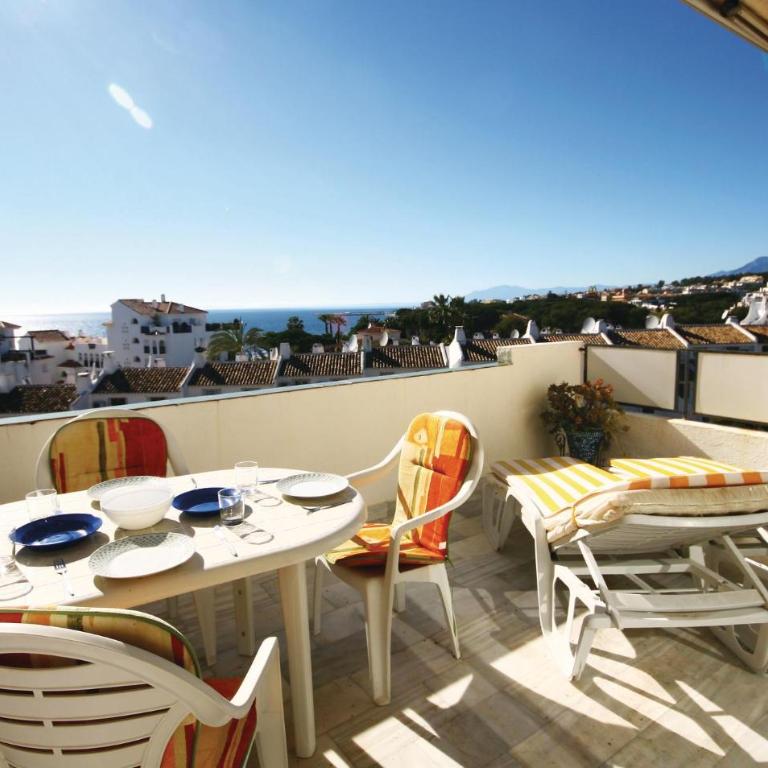 Beautiful Apartment In Calahonda - Apartamento de 3 dormitorios - 3