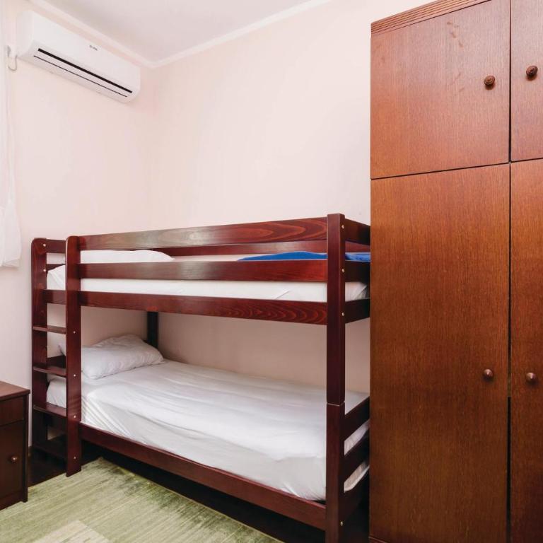 Cozy Home In Igalo With Wifi - Three-Bedroom Vacation Home - 18